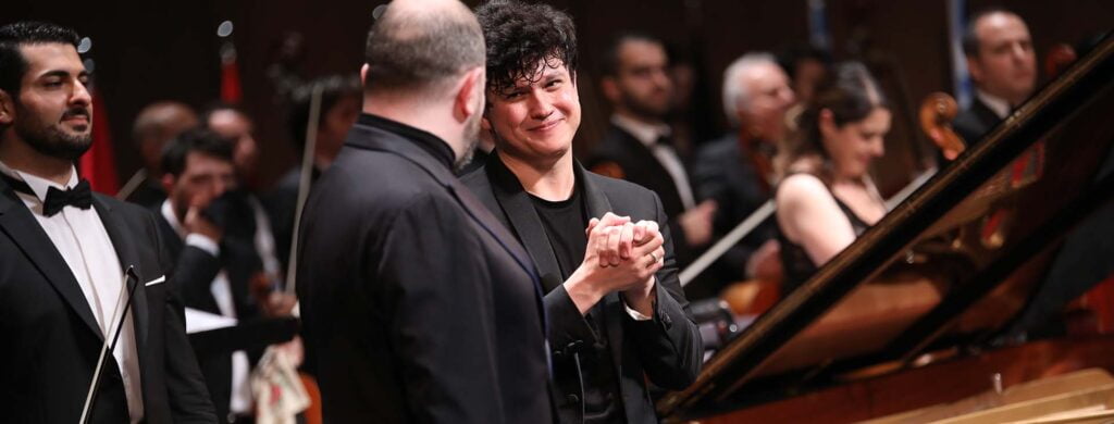 Piyanist Kirill Gerstein, şef Aziz Shokhakimov ve festivalin Açılış Konseri Orkestrası Tekfen Filarmoni Orkestrası